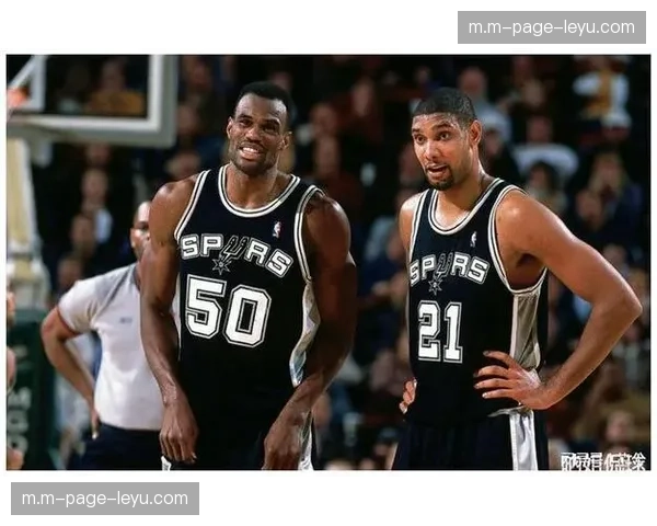 尼克斯唐斯罗宾逊双塔试验 布朗根据对位灵活调整内线轮换组合